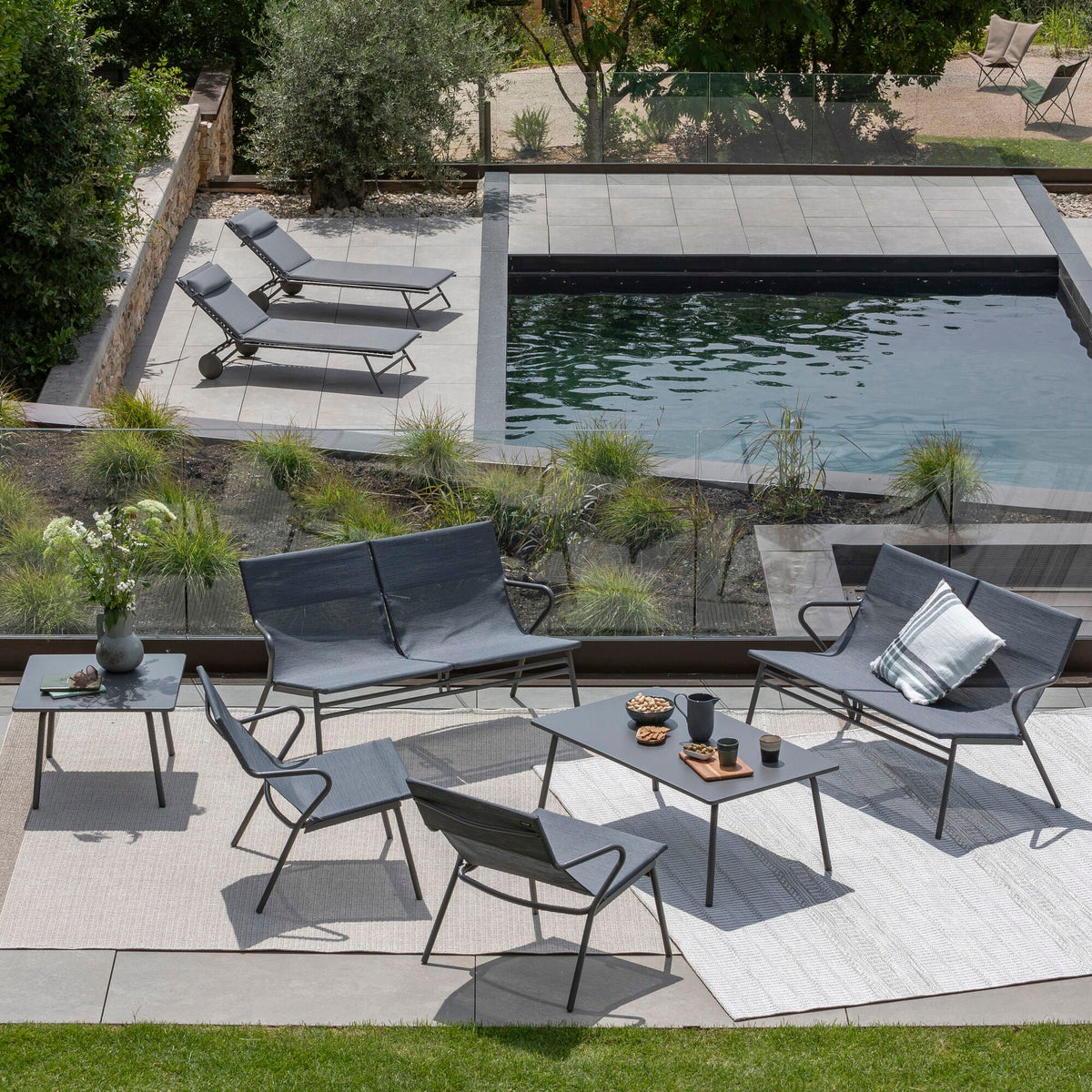 SET OF 2 LOW LOUNGE CHAIRS